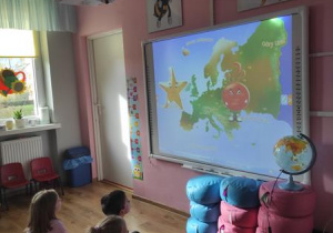 Dzieci ogladają film edukacyjny o symbolach UE.